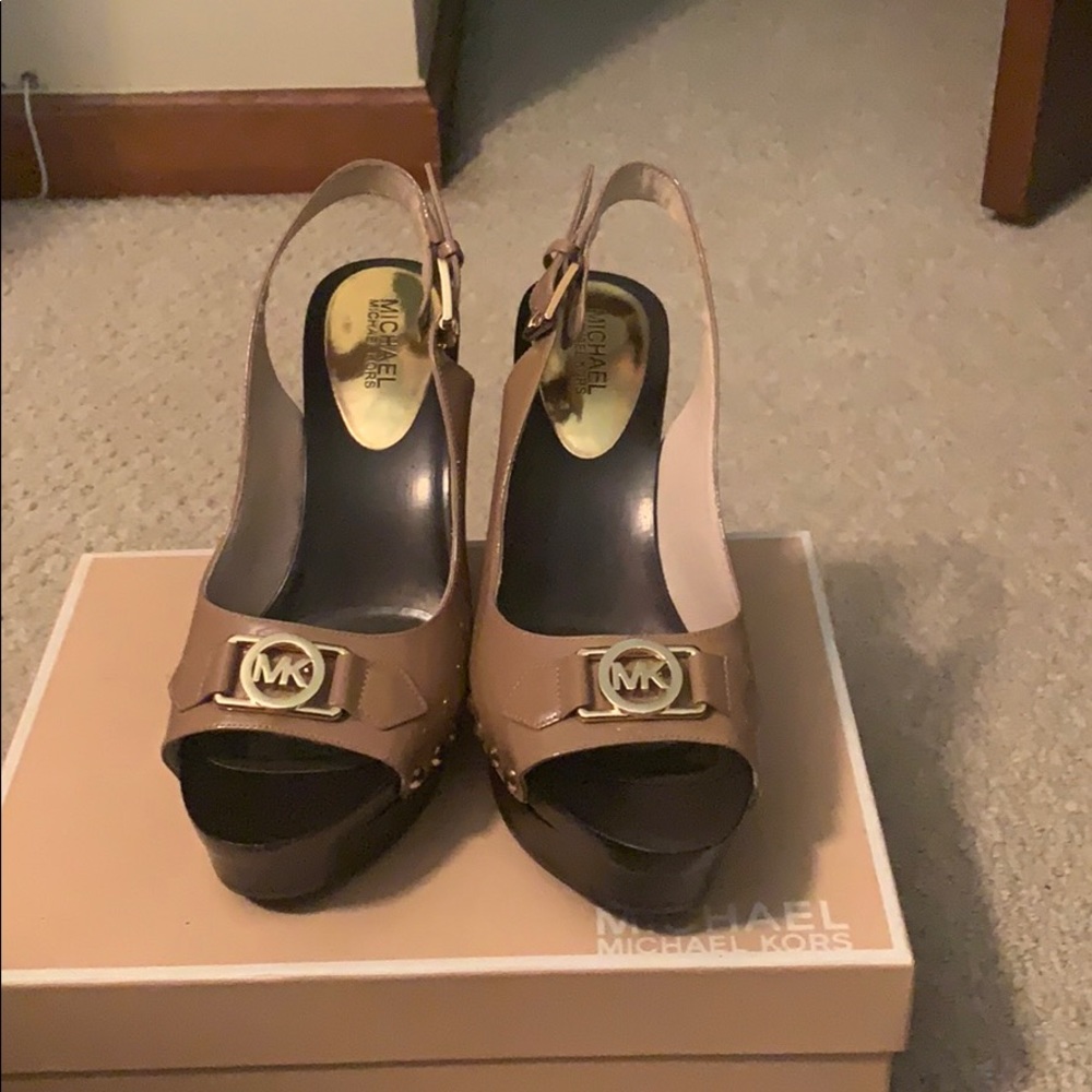 Patent leather studded two tone logo wedge sandals - Picture 3 of 5